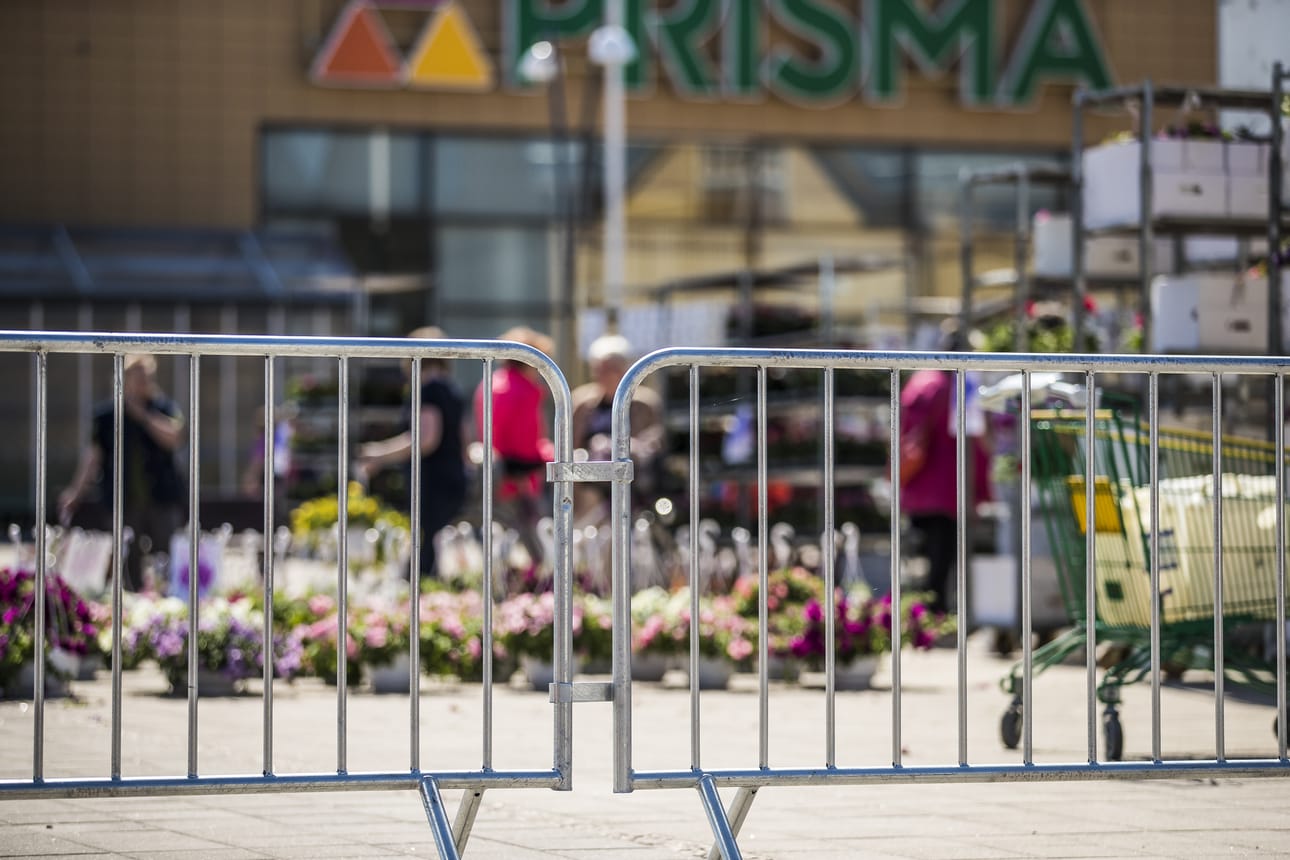 Raahelan käyttäjät joutuvat etsimään lailliset parkkipaikat jostain muualta kuin torilta. Aidan taakse saavat parkkeerata vain torikauppiaat. Sovionkadun varteen on varattu ulkopuolisille vain 8 pysäköintipaikkaa.