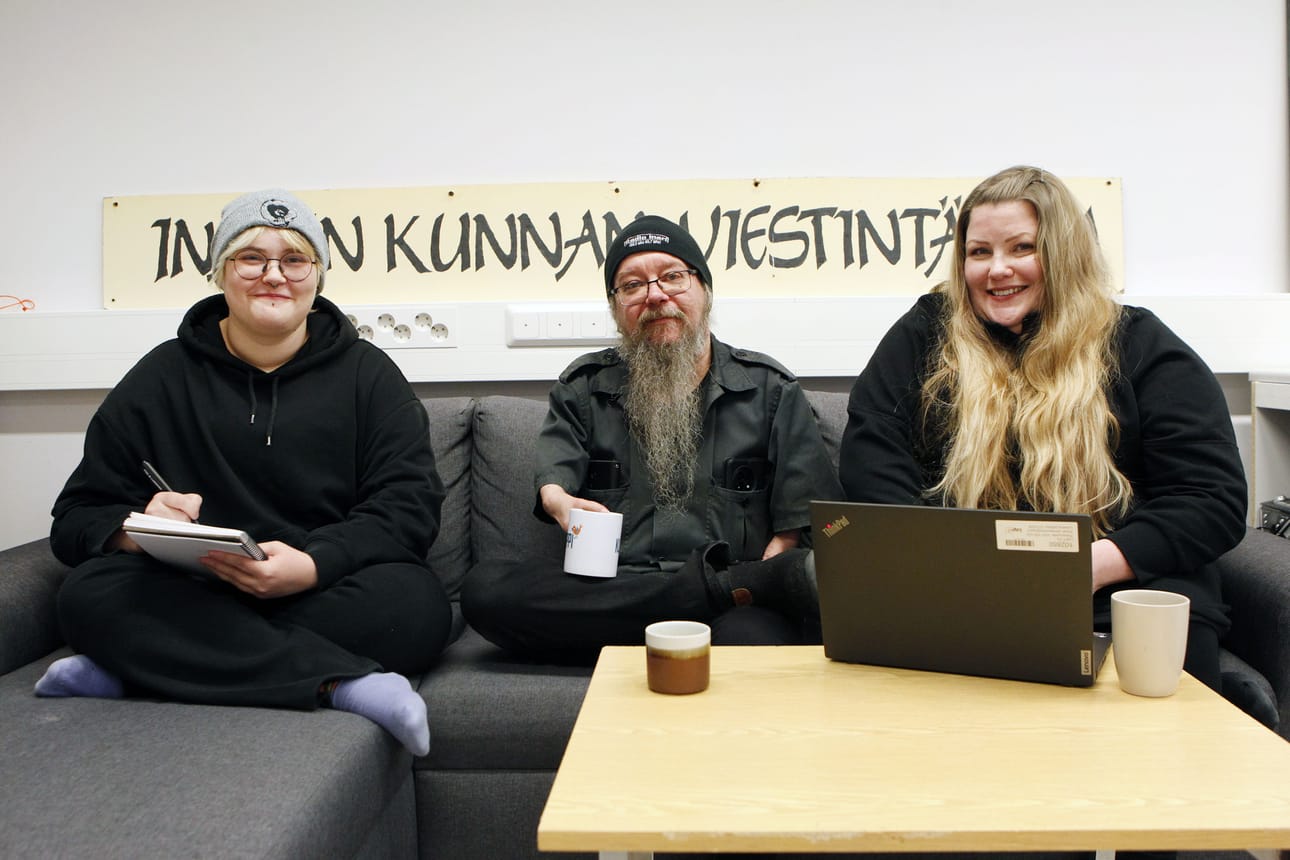 Pajanuori Joel Rauhala sekä työpajaohjaajat Tero Titoff ja Iira Maunula ovat tyytyväisiä viestintäpajan nykytilanteeseen, vaikka Radio Inari lakkautettiin.