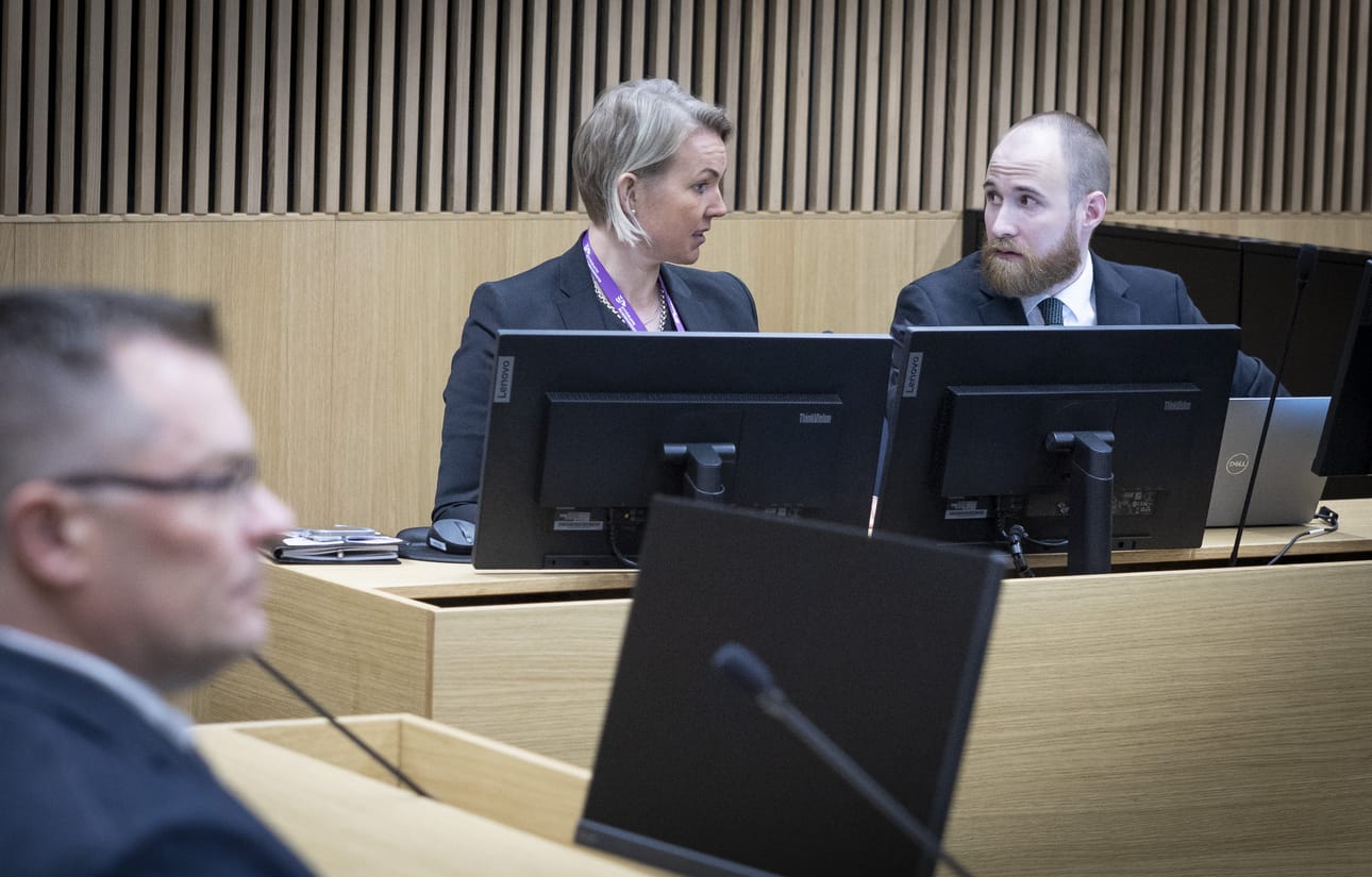 Syyttäjinä toimivat aluesyyttäjät Juha Alavahtola (oik.) ja Jenni Harvio. Varatuomari Tuukka Tieksola avusti asianomistajia.