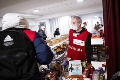 Leipää, jouluruokia ja muutamalle onnekkaalle lampaanpaisti – joulun ajan ruoka-apua jaettiin tarvitseville Rovaniemellä