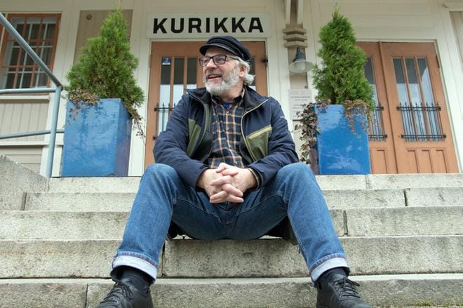 Kari Hakala on tehnyt pitkän uran näyttelijänä, ohjaajana ja käsikirjoittajana. Välillä hän on ollut myös kahvilayrittäjä ja bussikuski. Nyt hän on virallisesti eläkeiässä, mutta tekee koko ajan erilaisia projekteja, jollainen on tuleva Mieto-näytelmäkin. KUVA: JORMA HAVULA