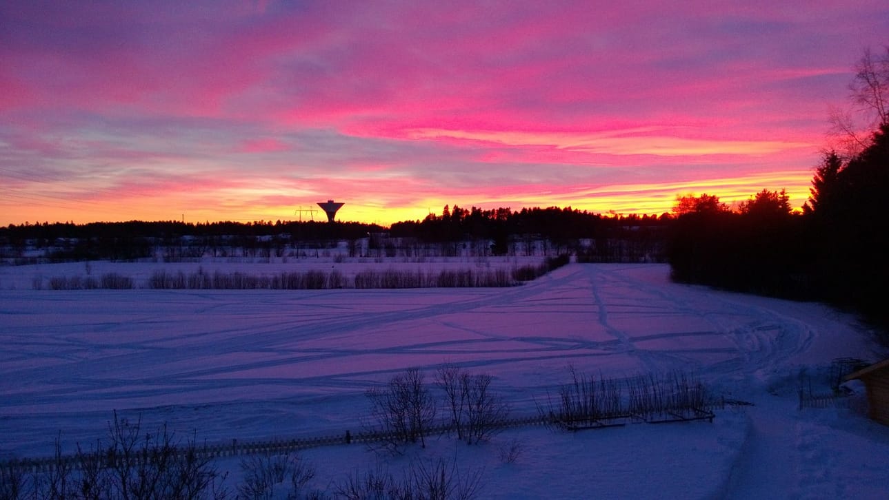 Oululainen Tommi Kesti kuvasi iltaruskon Oulun Saarelasta kaupunkiin päin.
