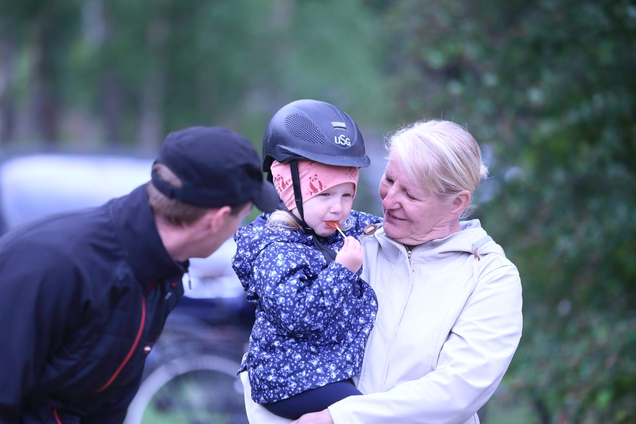Reeta Eteläinen valmistautui ponikyytiin mummonsa Marja Lehtelän sylissä.