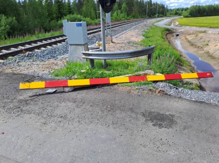 Tasoristeyksen puomi irtosi törmäyksen voimasta.
