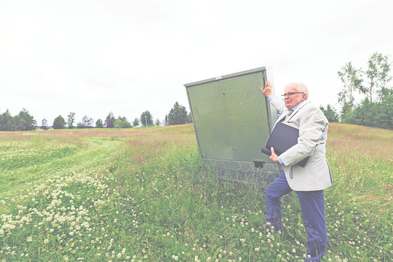 Veikko Hätälä nojailee opetuspuutarhan sähkökaappiin. Taustalle olevalle alueelle suunniteltiin aikoinaan esiintymisareenaa, mutta se päätettiin rakentaa lopulta muualle. Oppilaitoksen entinen rehtori toivoisi puutarhalle uutta tulevaisuutta.