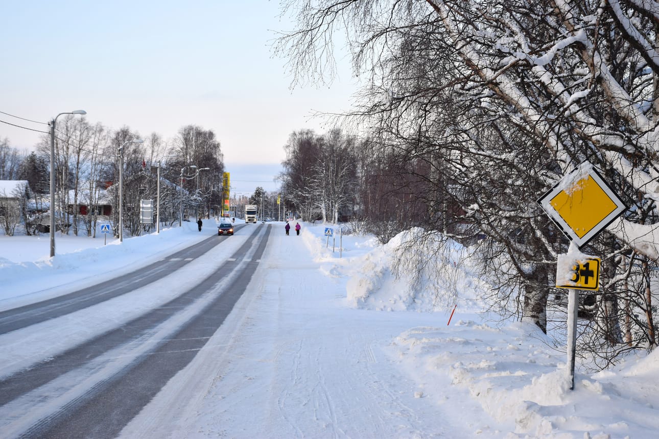 Posion pääkatu Posiontie oli keskiviikkona puolen päivän aikaan hiljainen. Pääkadulla käveli muutamia ihmisiä ja siinä huristeli muutamia autoja.