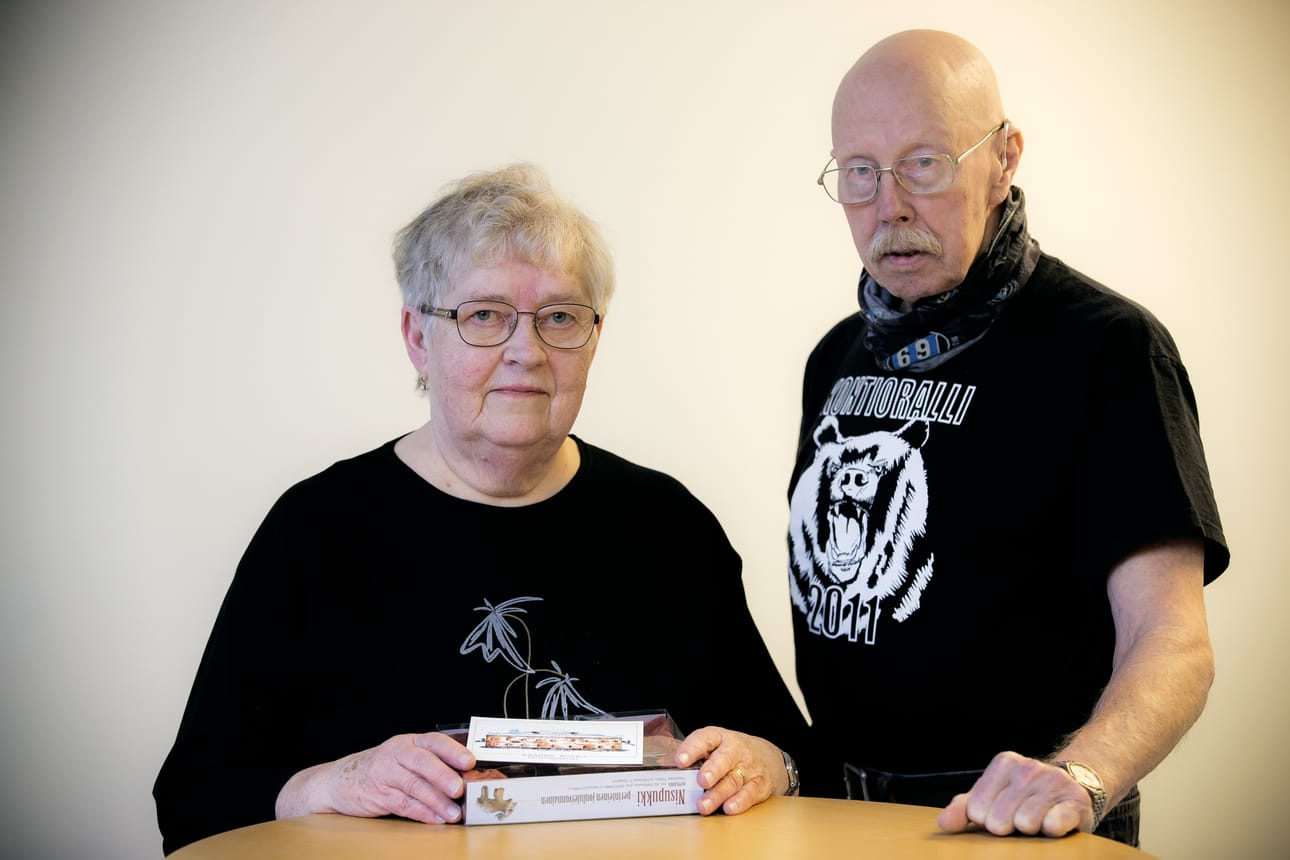 Vuoden Mikätintietäjät Anneli ja Juhani Länsikallio palkittiin nisupukkimuotilla. Viikon Mikätin -kilpailuun he aikovat osallistua edelleen.