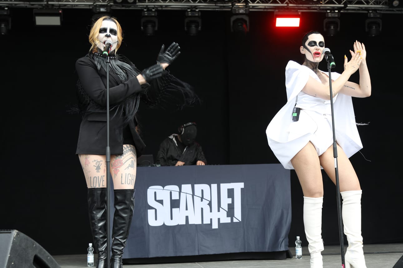 Ruotsalaista metalliduo Scarletia säesti DJ.