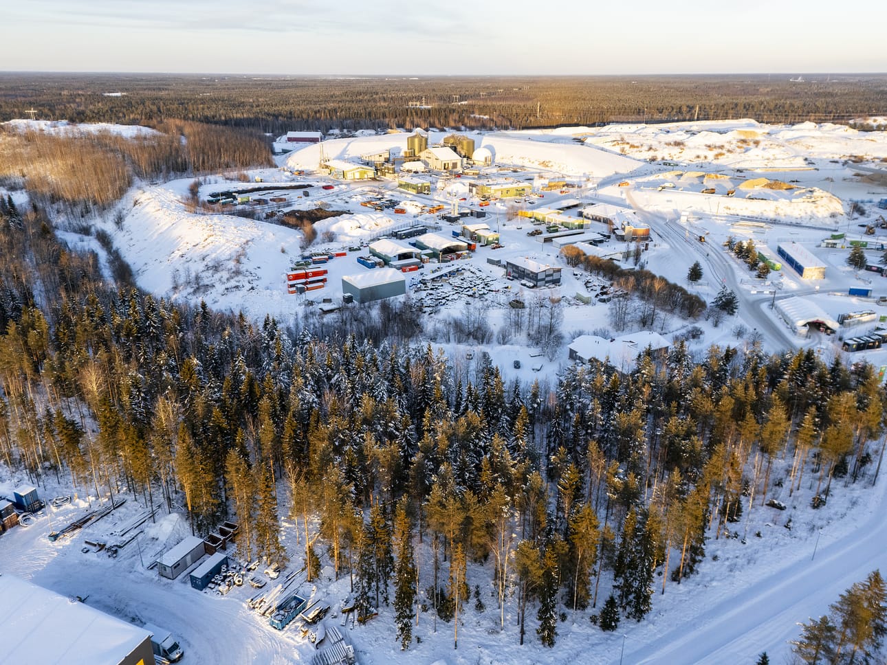 Uusi kierrätyskeskus tulisi jätekeskuksen reunalla olevaan metsikköön.