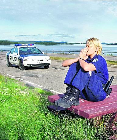 Rauni Väänänen (Ria Kataja) saapuu lapsuutensa maisemiin, Kemijärvelle. Rauni on ollut vuosia poliisina Espoossa, ja yhden vuoden aikana "etelänlikka" oppii, että asiat tehdään Lapissa vähän toisin kuin etelässä.