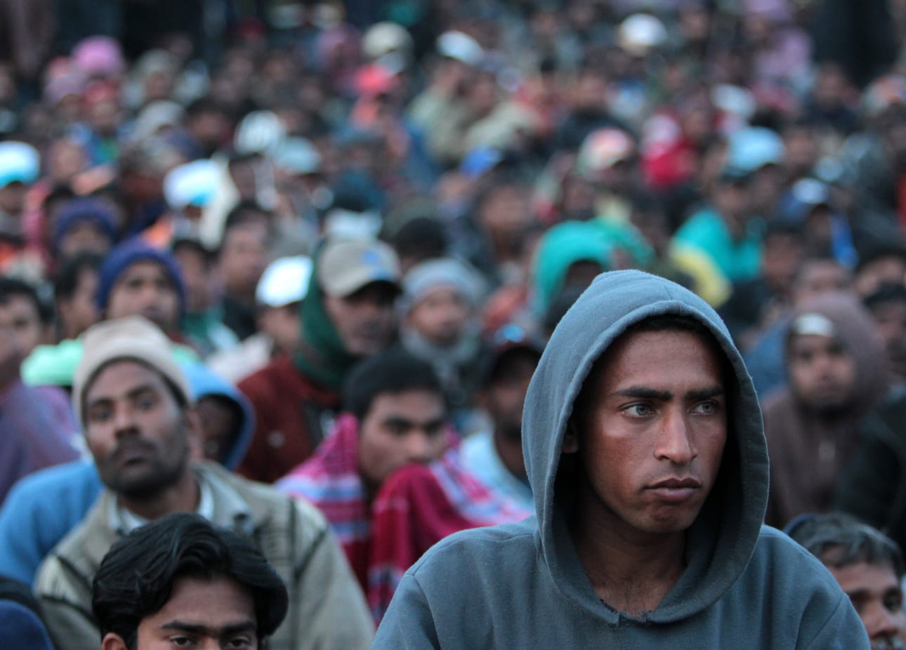 Moni bangladeshilainen päätyy Libyaan, vaikka toivoo pääsevänsä Eurooppaan. Bangladeshilaisia siirtolaisia kuljetettiin pois, kun sota syttyi Libyassa keväällä 2011.