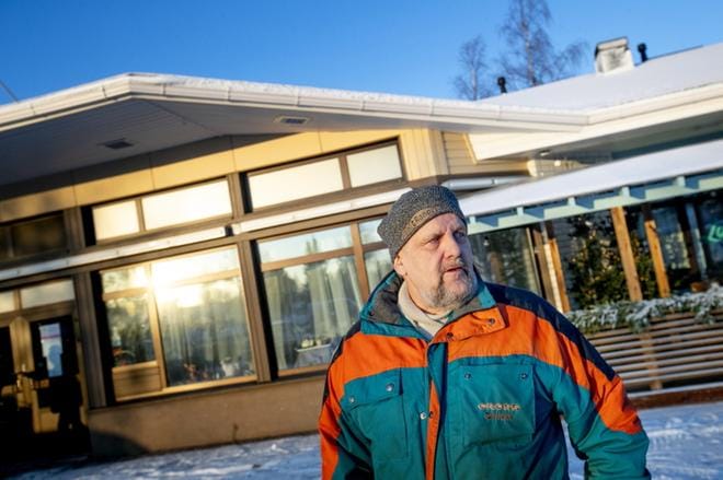 Heikki Perhomaa sanoo käyttävänsä Ylistarosta kaikkia tarvitsemiaan palveluita. Lääkäriin hän joutuu lähtemään Y-talolle ja se harmittaa.