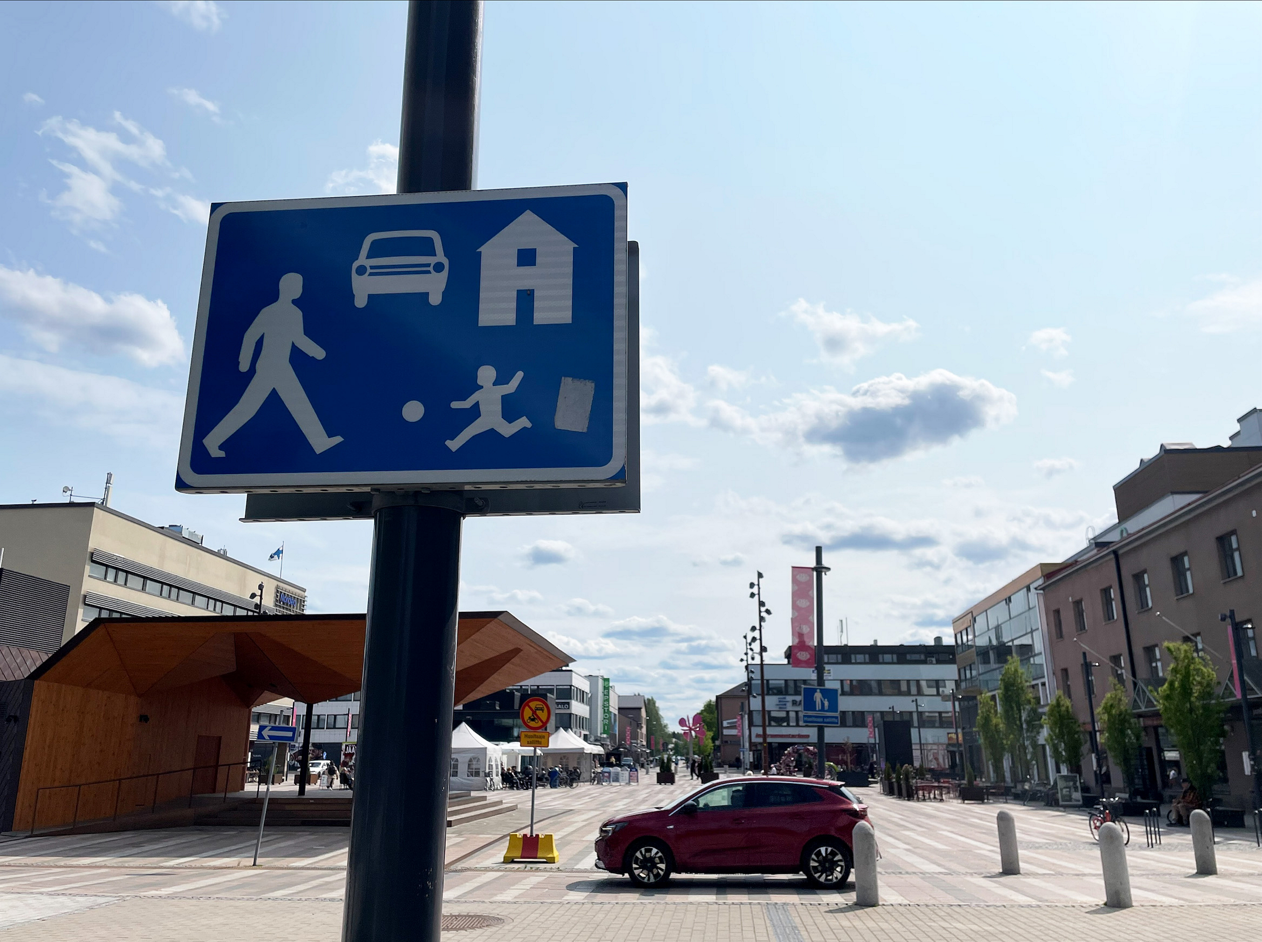 Kävellään ja autoillaan, mutta 
kenellä on väistämisvelvollisuus?