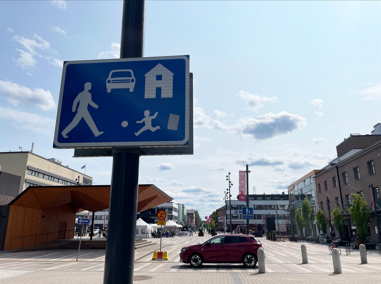 Pihakatua ilmaiseva liikennemerkki keskuskadun reunalla.