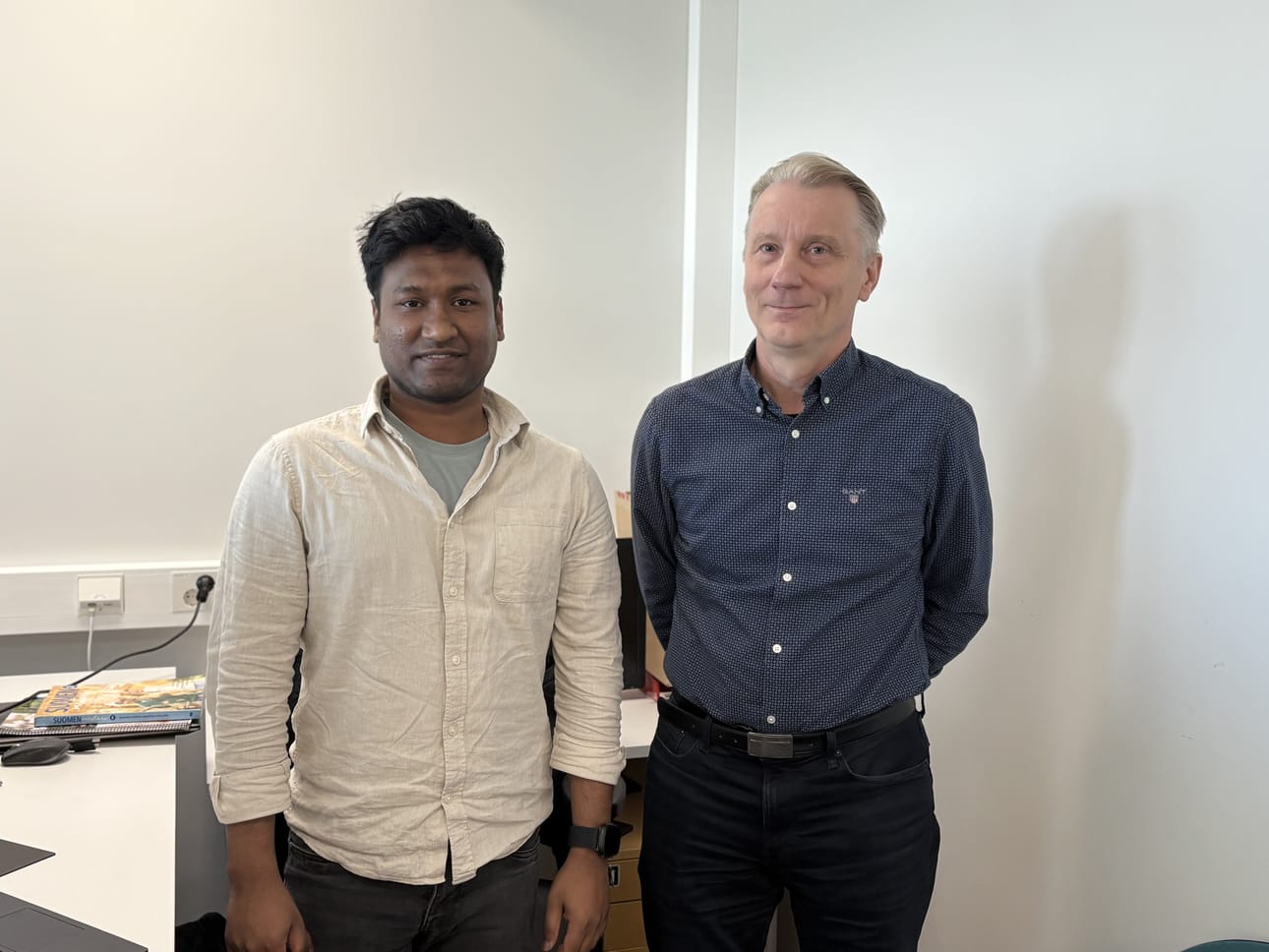 PCS Engineeringin Oulun toimiston päällikkö Jorma Jalkanen (oik.) kertoo, että kansainvälisillä opiskelijoilla on paljon annettavaa yrityksille. Tareq Rahmanin harjoittelussa tehtävät ovat muotoutuneet hänen osaamisensa ja kiinnostuksensa mukaan.