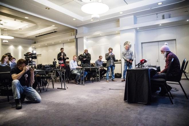 Ari Koponen eli Brother Christmas -yhdistyksen keulahahmo kommentoi yhdistyksen talousasioita torstain medialle Helsingin Crowne Plaza -hotellissa. KUVA: Joel Maisalmi