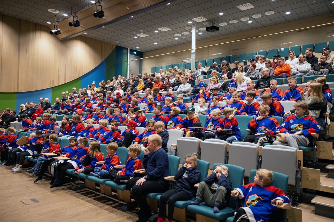 Hela-Kiekon pelaajat ja näiden taustajoukot kokoontuivat koko porukalla Kauhavan koulukeskukseen perjantaina 26. huhtikuuta.
