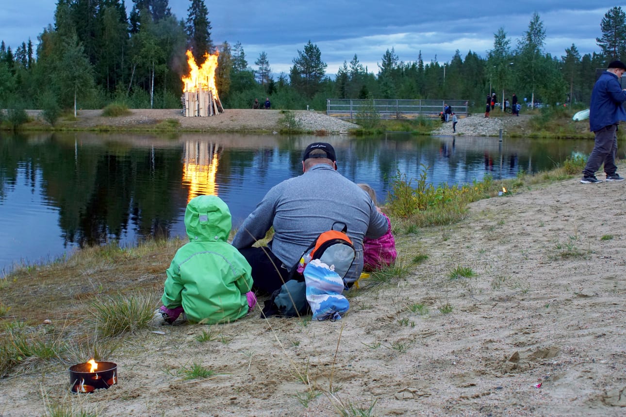 Jo alkuillasta sytytetty kokko toi Luppoveden iltaan odotuksen tunnelmaa.