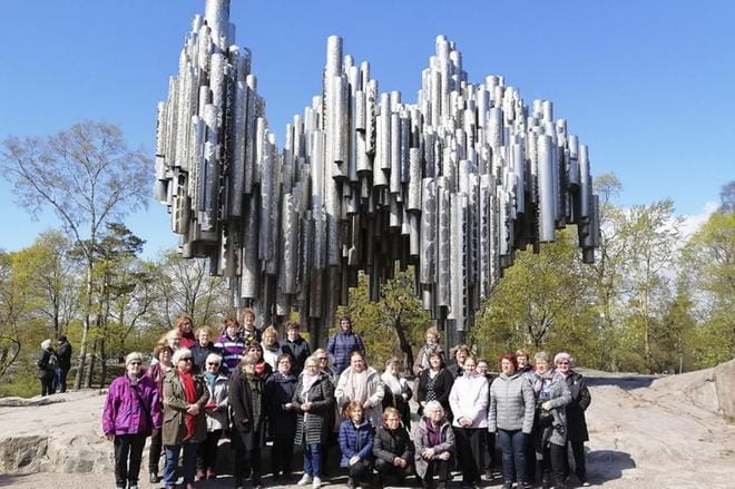 Naisten retkellä käytiin ihastelemassa muun muassa Sibelius-monumenttia. KUVA: PÄIVI HAVIMÄKI