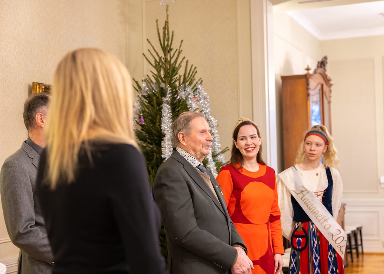 Soinista kotoisin oleva metsätalousneuvos Matti Mäkiaho on luovuttanut jo 13 kertaa asikkalalaisen joulukuusen Suomen pääministerille. Kuvassa myös muun muassa kansanedustaja Hilkka Kemppi Asikkalasta.