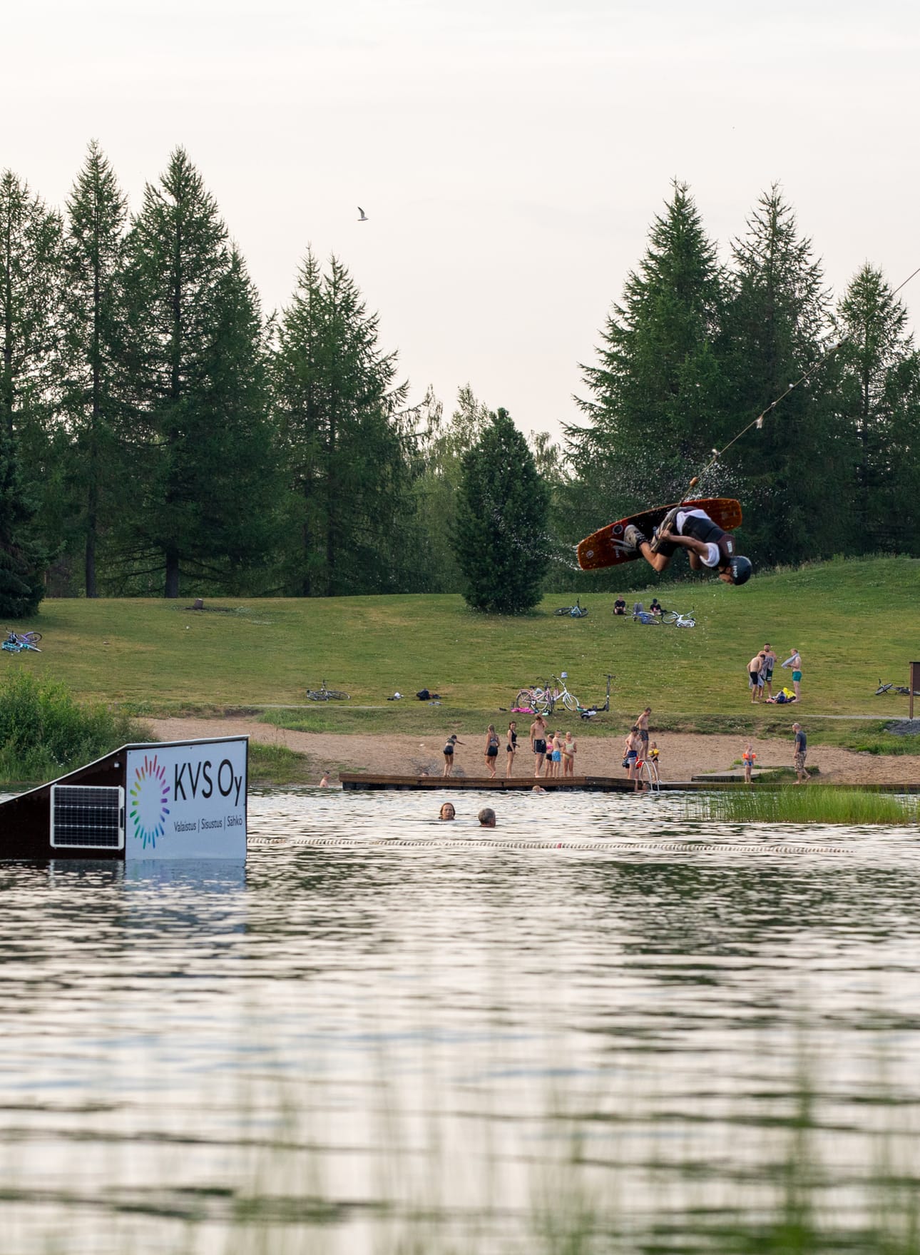 Wakeboardingissa yhdistyvät vauhti, tasapaino ja rento surffikulttuuri.