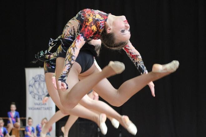 Vaasa-tyttöjen, Vasamattarien ja Vasa Gymnastikföreningin joukkuevoimistelun ryhmät esiintyvät torstaina Variskalla. KUVA: VAASAN VASAMATTARET