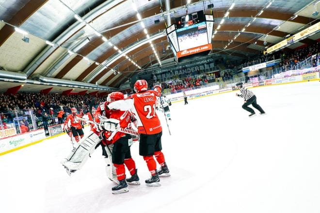 Pronssiottelussa nollapelin pelannut maalivahti Conrad Mölder pääsi summerin soitua voittomaalin tekijän Joackim Ahrnerin ja puolustaja Urho Lensun syleilyyn. KUVA: SAMPPA TOIVONEN