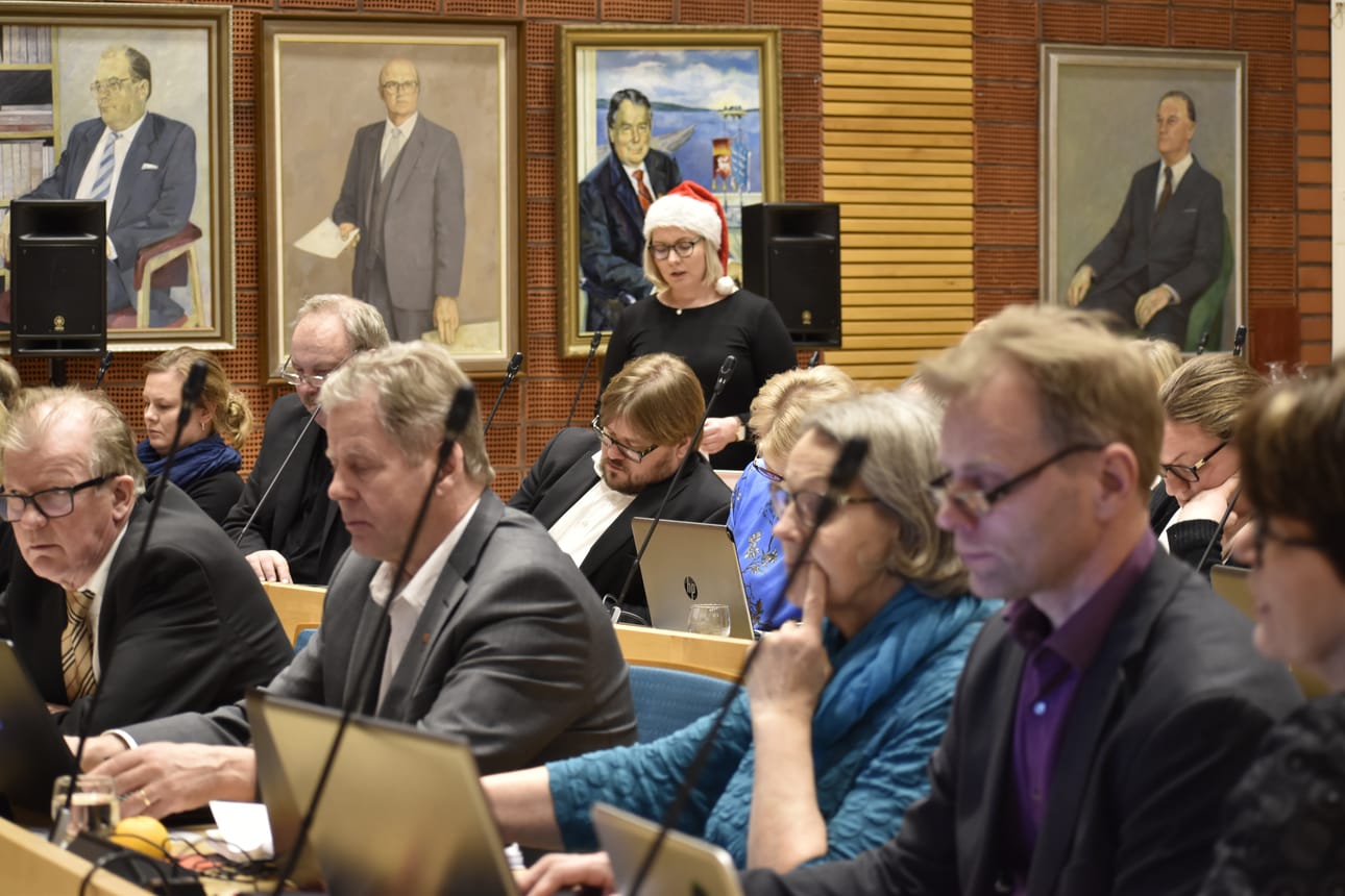 Kuusamon valtuustossa keskusteltiin muun muassa kaupunkilaisten ikääntymisen tuomista kuluista ja Rukan Stadiumin suunnitelmista.
