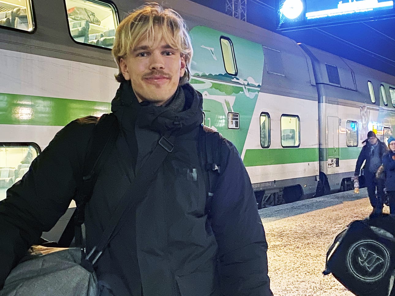 Leo Kamppinen tuli aatonaaton iltajunalla joulunviettoon Kemiin. Suunnitelmissa on tavata paikkakunnalla ja muualla asuvia vanhoja kavereita sekä lautapelien että ravintolailtojen merkeissä.