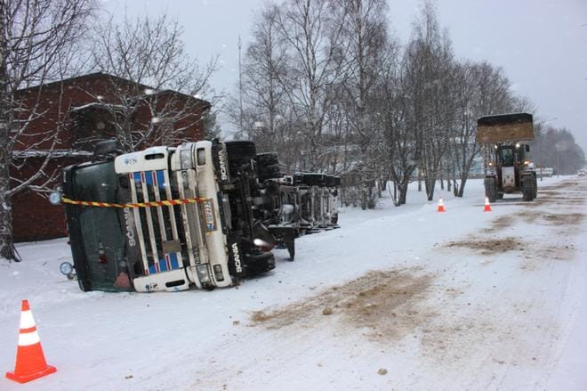 Rekka suistui ojaan, koska tie oli liukas. KUVAT: TAUNO RIIHILUOMA