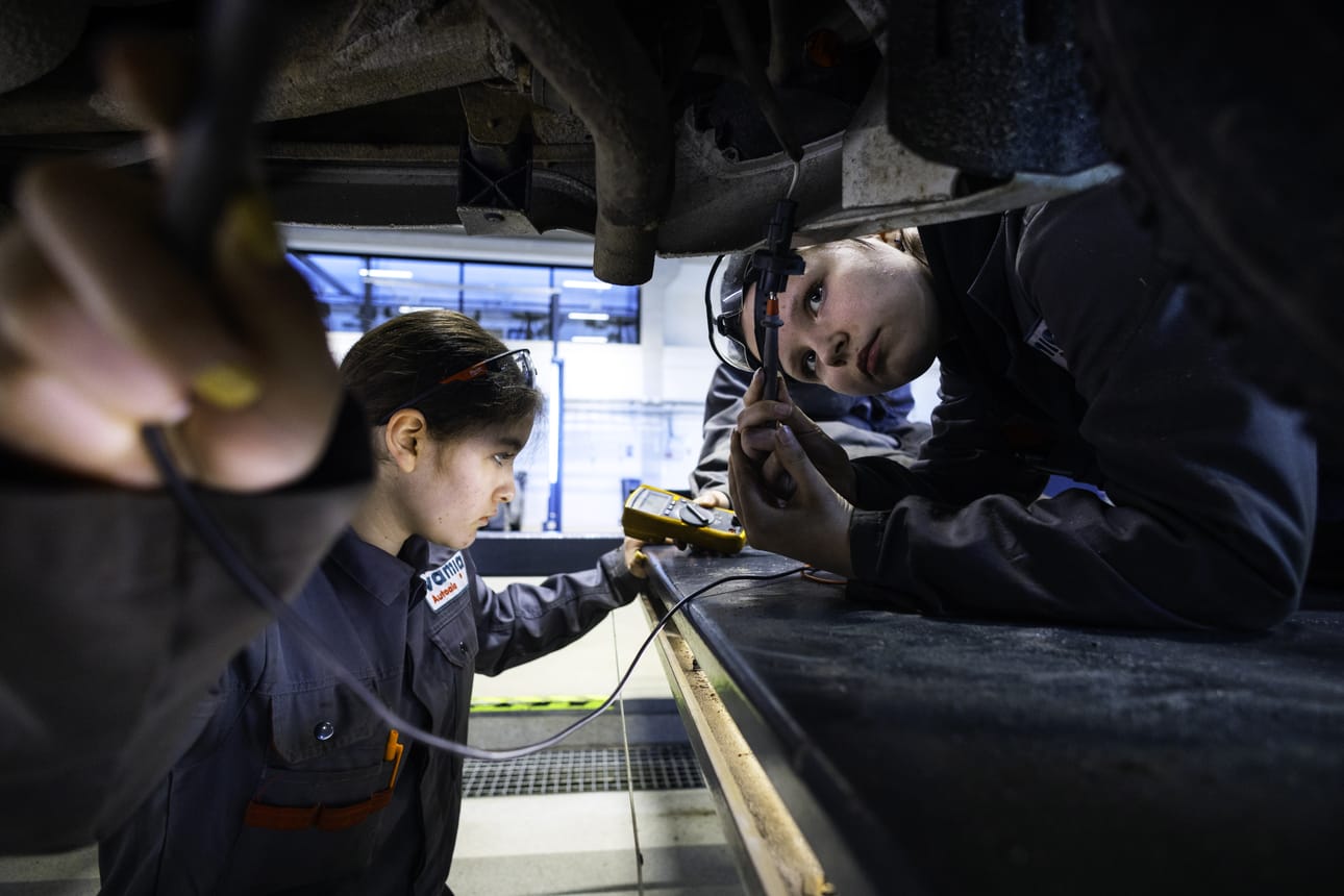 Valeria Kujala (vas.) ja Marianna Kulmala selvittävät, miksi takasumuvalo ei toimi. He opiskelevat Vamialla ensimmäistä vuotta autoalaa.