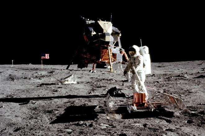 Tällainen oli Apollon kuumoduuli Lem (Lunar Excursion Module), jota Ulf Nilson kuvaili kammottavaksi esihistorialliseksi hyönteiseksi. Astronautti Neil Armstrongin ottamassa kuvassa on Edwin "Buzz" Aldrin. KUVA: NEIL ARMSTRONG/NASA HANDOUT