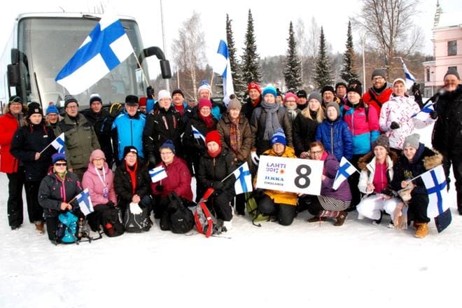 Ilkan ja Pohjalaisen lukijat tulivat kahdeksalla bussilla Lahteen. Ensimmäisessä bussissa oli yli neljäkymmentä ihmistä.