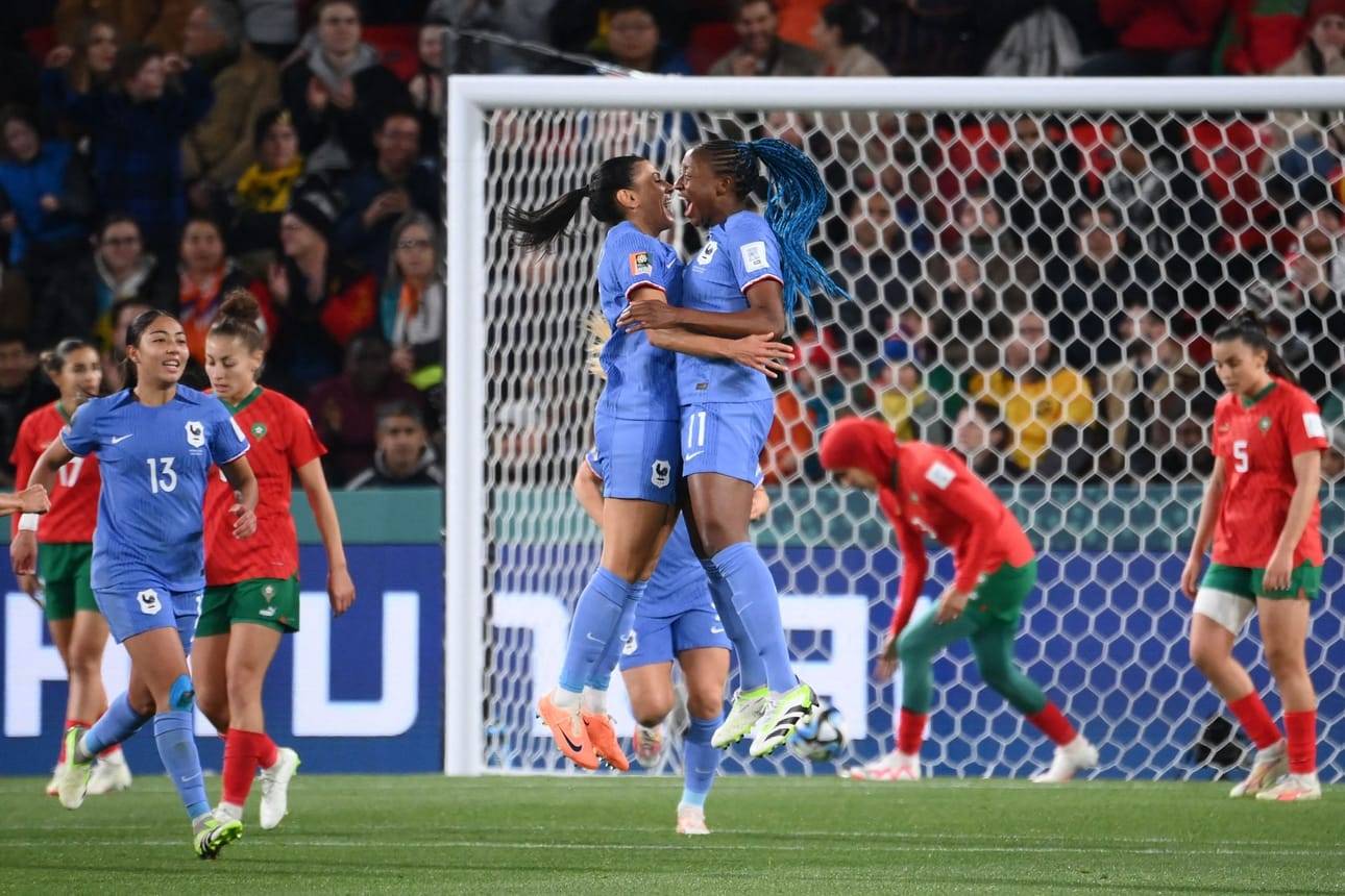 Kenza Dali (vas.) juhlii 2-0-maalia yhdessä Kadidiatou Dianin (oik.) kanssa. LEHTIKUVA/AFP