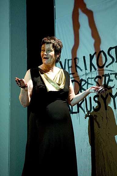 Hannele Nieminen näytti komediennen kyntensä Antonian roolissa Dario Fon näytelmässä Ei makseta! Ei makseta! Kajaanin kaupunginteatterissa hänen aviomiestään esitti Kari Suhonen.