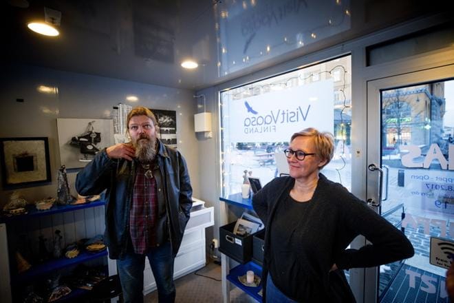 Valokuvaaja Timo Hissa ja kuvataiteilija Cata Ahlbäck esittelevät lämpimässä joulukioskissa omia taideteoksiaan. Viikon ajan pystyssä olevassa kioskissa on heidän töidensä lisäksi myynnissä Susanna Paavola-Lehtisen keramiikkaa. KUVAT: JAAKKO ELENIUS