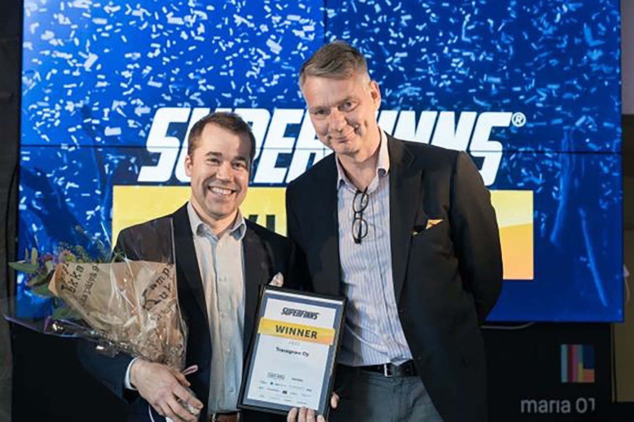 Tracegrown Jaakko Nauha (vas.) ja voittajalle SUPERFINNS-palkinnon luovuttanut Nordean Vesa Riihimäki.