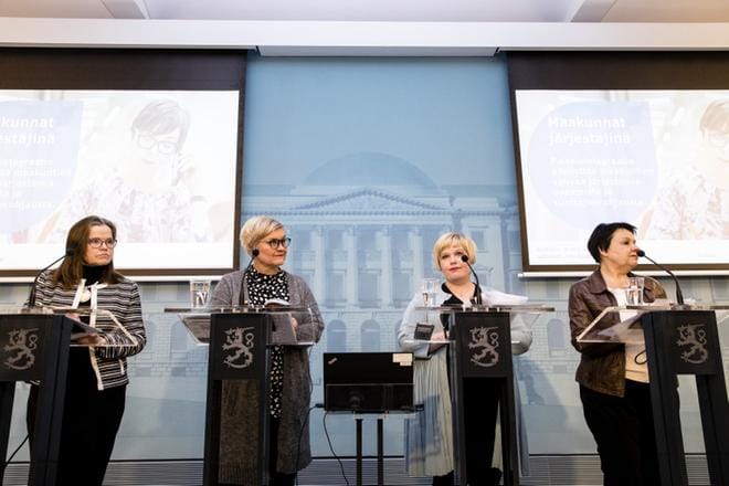 Hallitus piti tiedotustilaisuuden maakunta ja sote-uudistuksesta torstaina. Alivaltiosihteeri Päivi Nerg (vas.), kunta- ja uudistusministeri Anu Vehviläinen, perhe- ja peruspalveluministeri Annika Saarikko ja ylijohtaja Kirsi Varhila kertoivat valinnanvapaudesta.