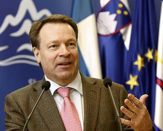 Ilkka Kanerva ilmoitti Sloveniassa, ettei aio erota.