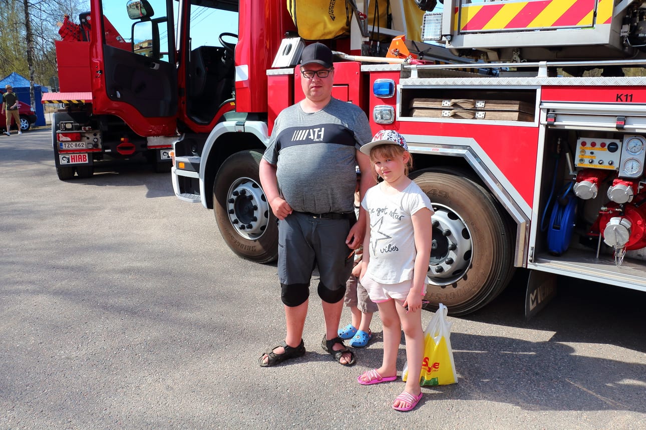 Elias Mäkelän takana oleva Joonas Utunen, 4, ei uskaltautunut kuvaan, mutta isosisko Sonja, 6, oli rohkeampi.