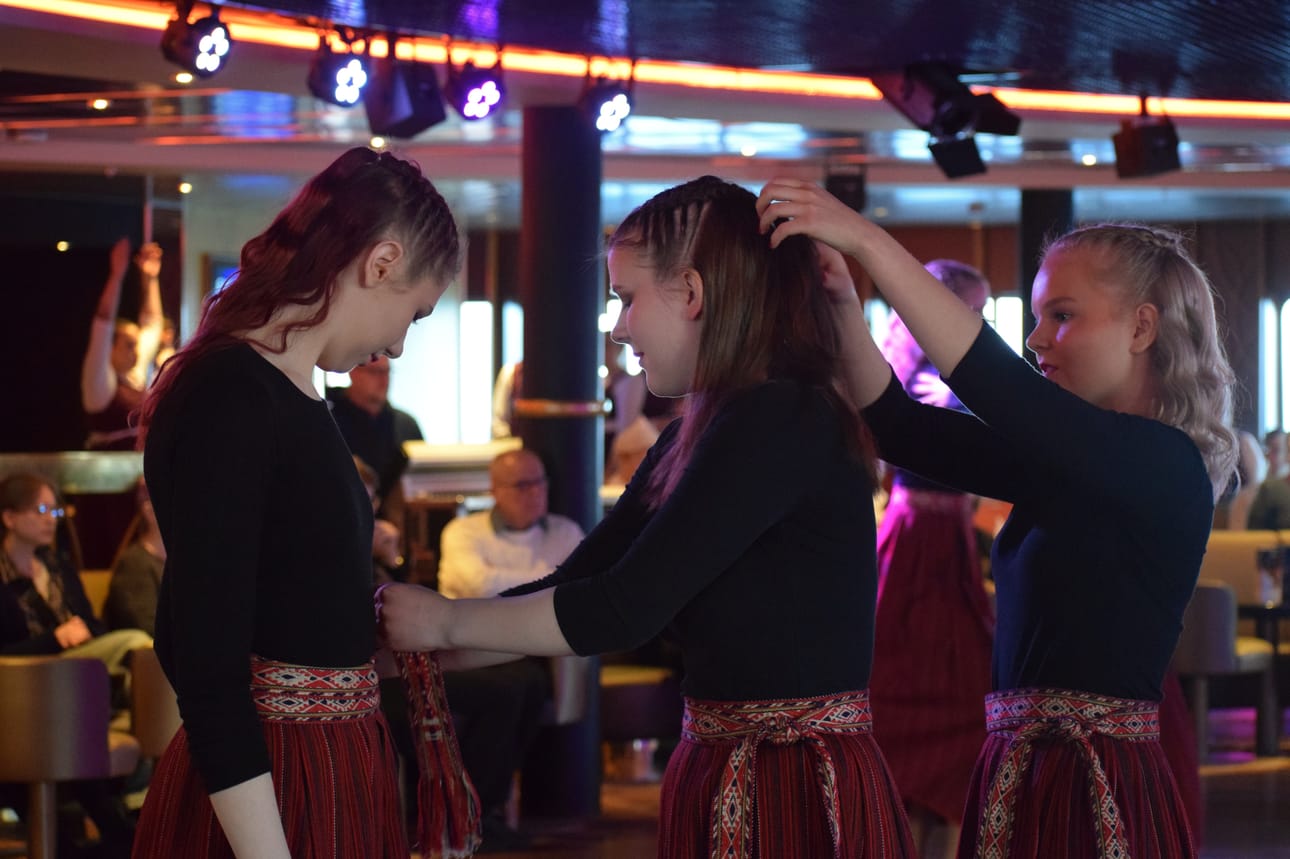 Oulunsalon Nuorisoseuran Railo on seitsemän nuoren naisen ryhmä. Viikonloppuna he pääsivät esiintymään Folklandia-risteilyllä.