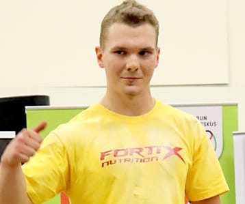 Alle 70-kiloinen Markus Kotila voitti höyhensarjan.