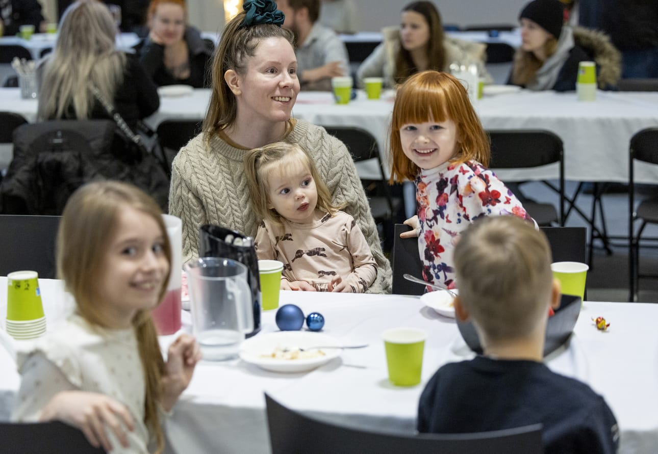 Tiia Kaaresto on saapui joulujuhlaan lastensa Tyynen, Nyytin, Noomin (edessä vas.) ja Piituksen kanssa. Lapset ilahtuivat etenkin tapahtumassa vierailleesta joulupukista.