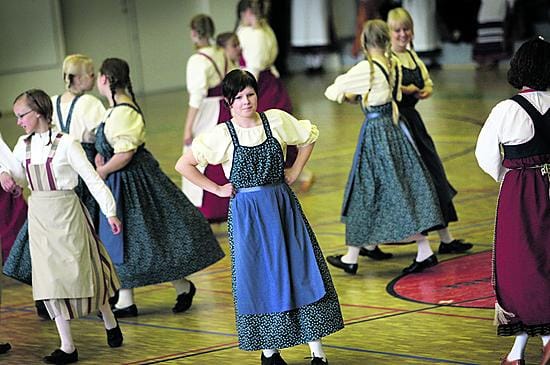 Oulun urheilutalon liikuntasalin lattia sai kyytiä, kun kansantanssijat maakunnan eri nuorisoseuroista esiintyivät yhdessä.