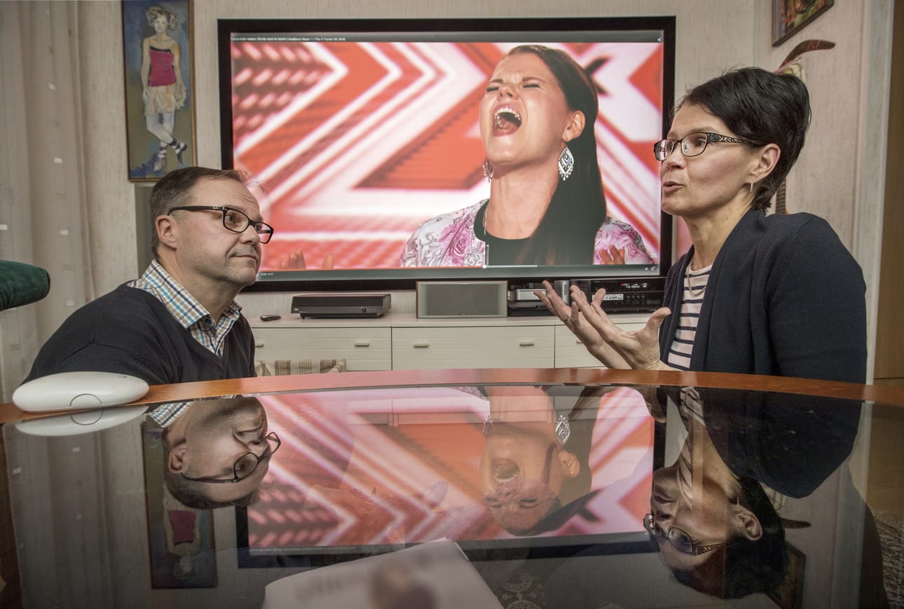 Oulunsalossa asuvat Markus ja Taina Aalto ovat seuranneet tyttärensä Saara Aallon X Factor -esiintymisiä netin kautta samaan aikaan kun ne on esitetty televisiossa Britanniassa.