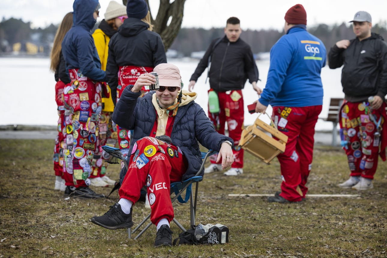 Elias Santa osoittautui nopeasti ammattilaistason vappuilijaksi. Jo toisena opiskelijavappuvuotenaan hän ymmärsi levähtämisen ja nesteytyksen tärkeän yhtälön.