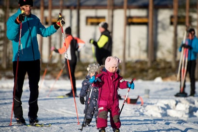 Ensilumen latu houkutti hiihtäjiä Oulun Sankivaarassa – latupohja oli paikoin vielä pehmeä, mutta se ei hiihtäjiä haitannut