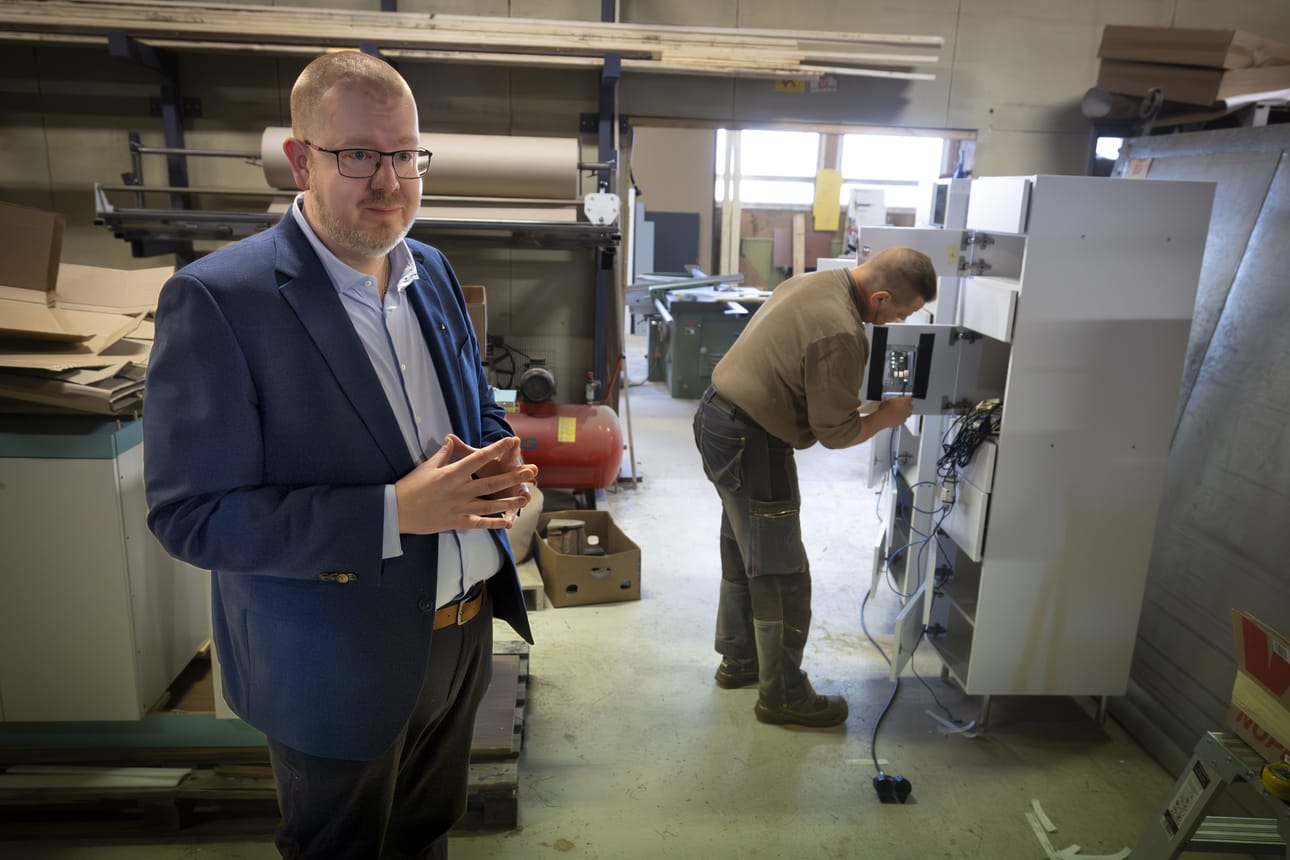 Jussi Eväsoja on Ilmajoen Teräsputkikalusteen toimitusjohtaja ja startupyrittäjä Mediclaudo Oy:ssä. Taustalla Heikki Kangas kokoaa digitaalista sairalakalustetta.