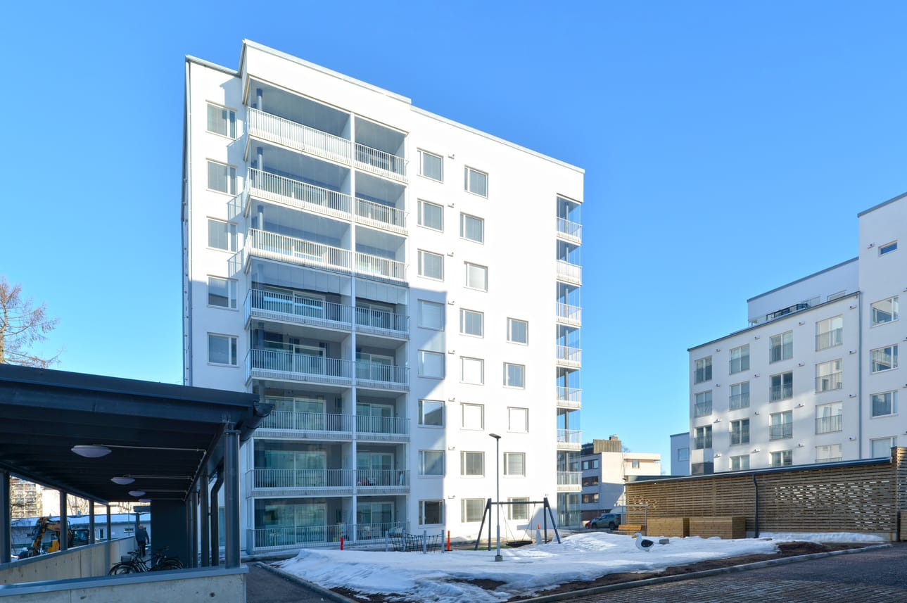 Lohitornin julkisivujen materiaalipaletti on äärimmäisen niukka: Valkoista rappausta ja peltiä, lasia sekä kuumasinkittyä terästä pinnakaiteissa. Syntyvä vaikutelma on paikoin jopa tyly. Arvioitavien asuntojen parvekkeet ovat kuvassa vasemmalla.
