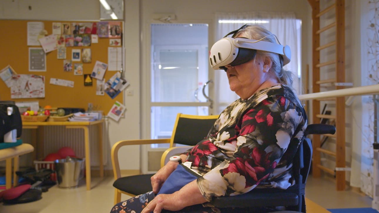 Seinäjoen palvelukodeissa toteutettiin viime vuoden aikana yli 700 virtuaalimatkaa. Yksi virtuaalilasien kokeilijoista oli Tuula Hiipakka, joka kertoo kokemuksesta.